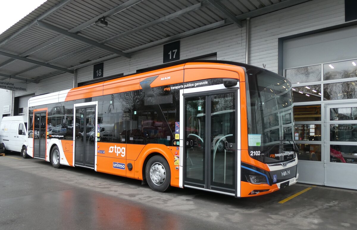 (282'857) - Gen�ve-Tours, Gen�ve - Nr. 2102 - eMAN am 6. Dezember 2025 in Kerzers, Interbus