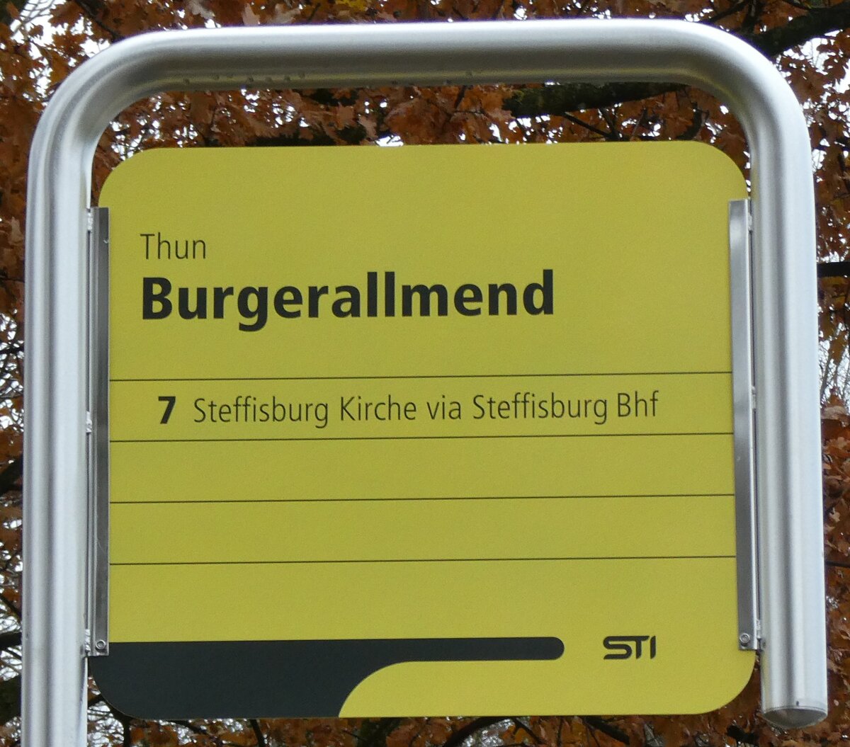 (283'134) - STI-Haltestellenschild - Thun, Burgerallmend - am 13. Dezember 2025