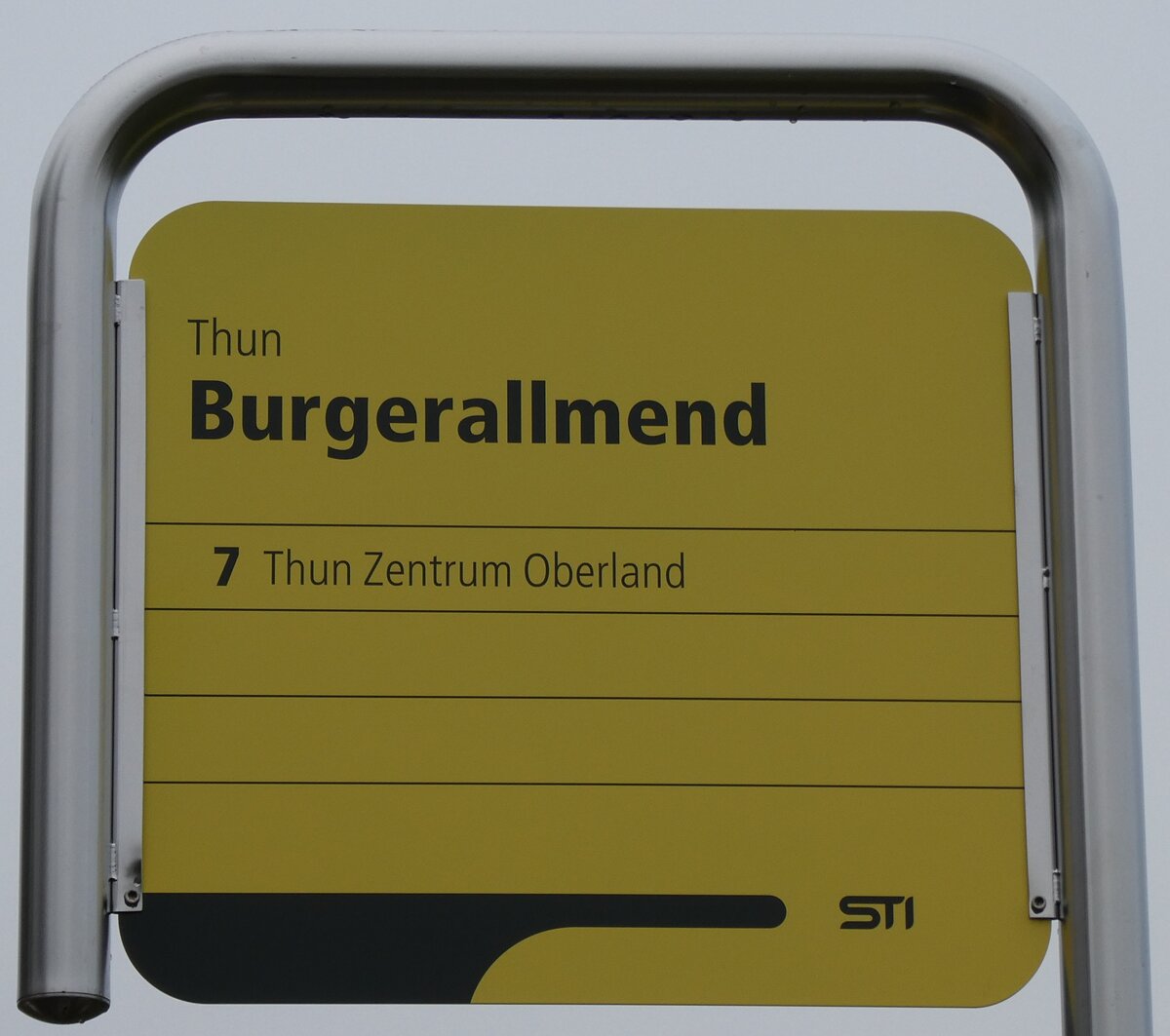 (283'135) - STI-Haltestellenschild - Thun, Burgerallmend - am 13. Dezember 2025