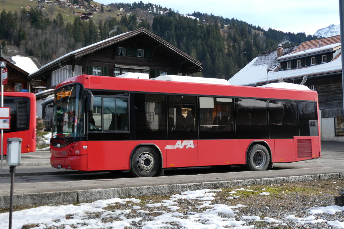(283'196) - AFA Adelboden - Nr. 39/BE 25'753 - Scania/Hess am 15. Dezember 2025 beim Bahnhof Lenk