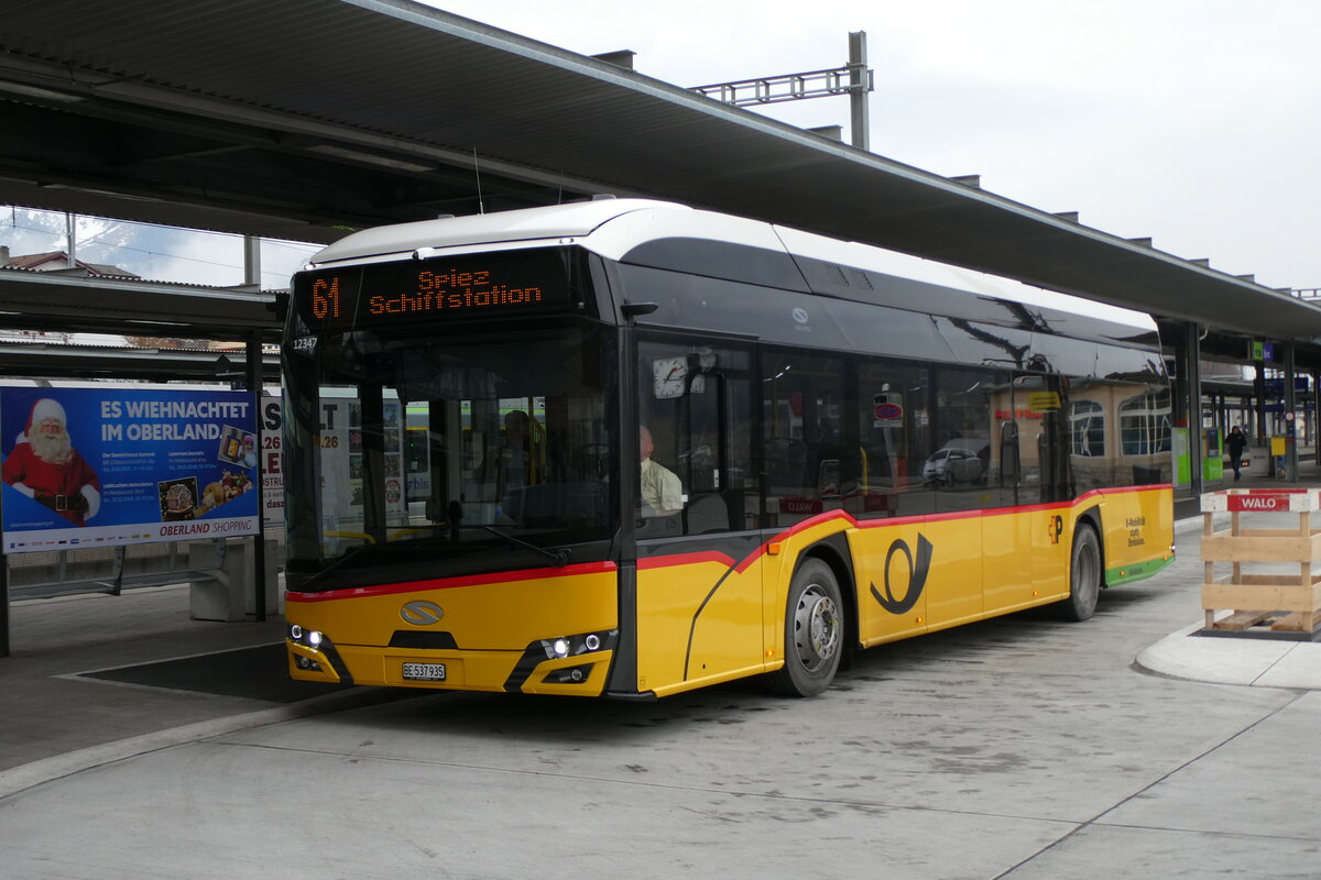 (283'244) - PostAuto Bern - BE 537'935/PID 12'347 - eSolaris am 16. Dezember 2025 beim Bahnhof Spiez