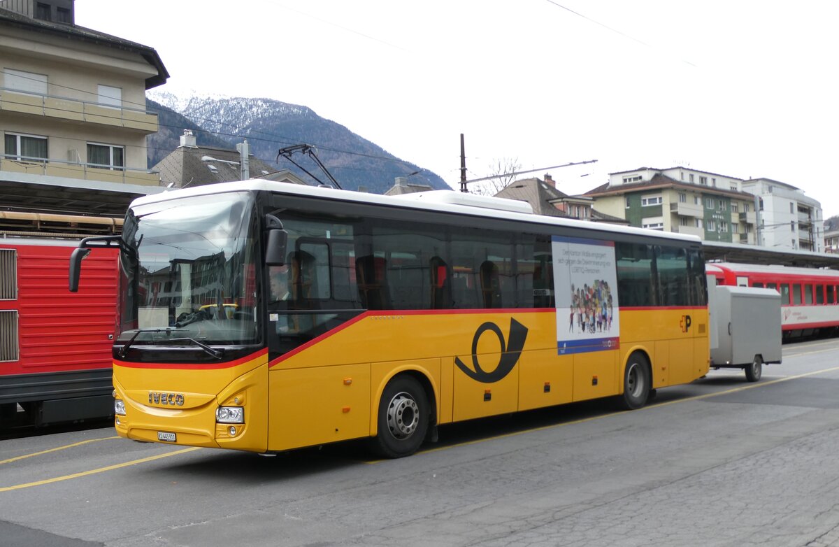 (283'428) - PostAuto Wallis - VS 445'911/PID 10'521 - Iveco am 23. Dezember 2025 beim Bahnhof Brig
