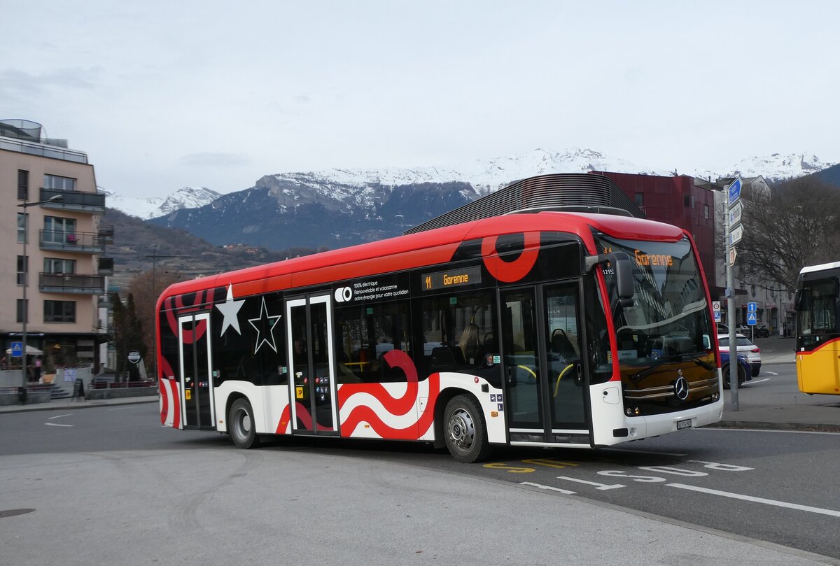 (283'452) - PostAuto Wallis - Nr. 152/VS 574'960/PID 12'152 - eMercedes am 23. Dezember 2025 beim Bahnhof Sion