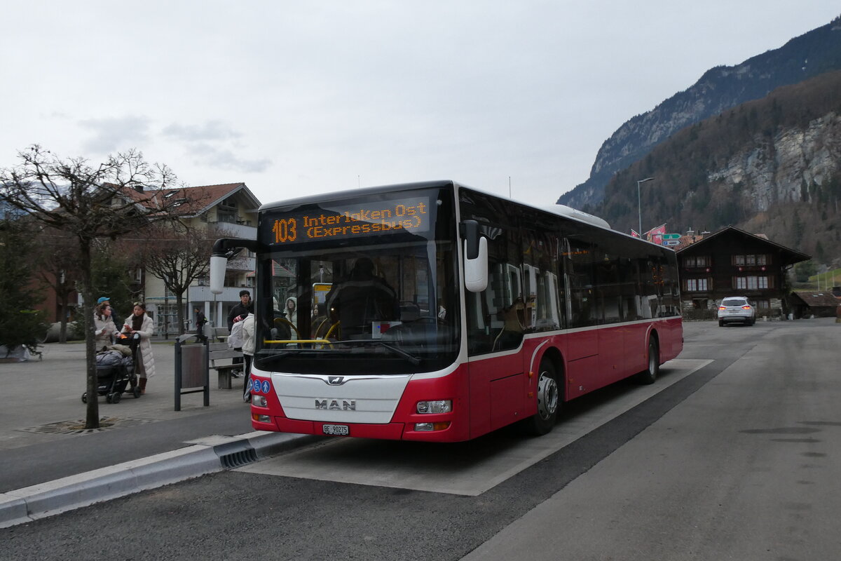 (283'674) - PostAuto Bern - BE 90'275/PID 12'337 - MAN (ex Dr. Richard, A-Wien Nr. 1413) am 2. Januar 2026 in Iseltwald, Dorfplatz