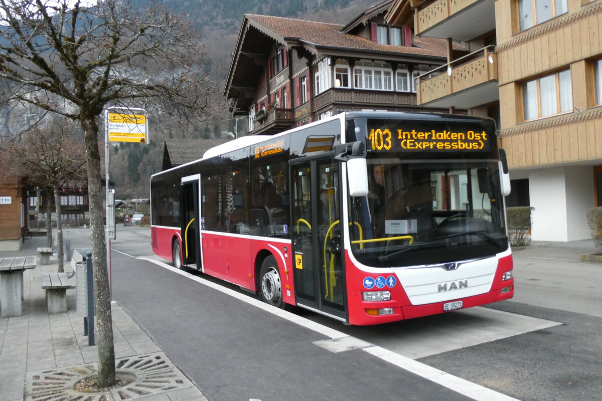 (283'676) - PostAuto Bern - BE 90'275/PID 12'337 - MAN (ex Dr. Richard, A-Wien Nr. 1413) am 2. Januar 2026 in Iseltwald, Dorfplatz