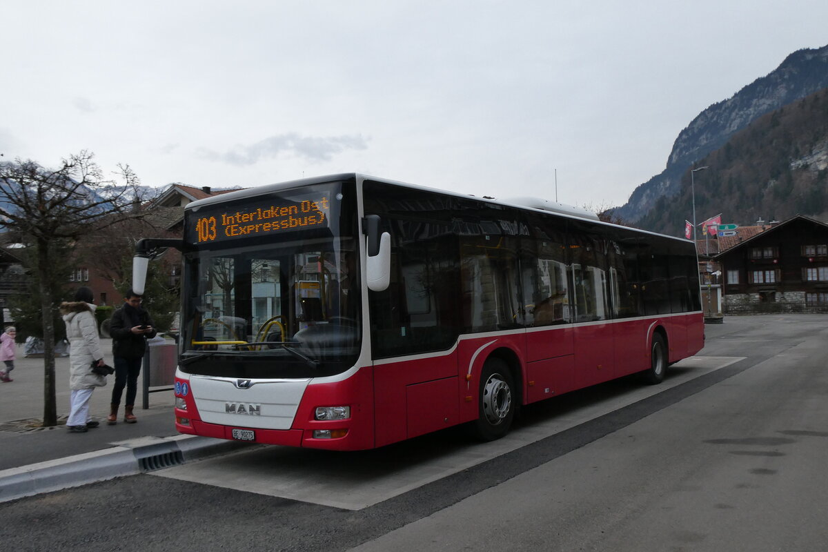 (283'678) - PostAuto Bern - BE 90'275/PID 12'337 - MAN (ex Dr. Richard, A-Wien Nr. 1413)am 2. Januar 2026 in Iseltwald, Dorfplatz