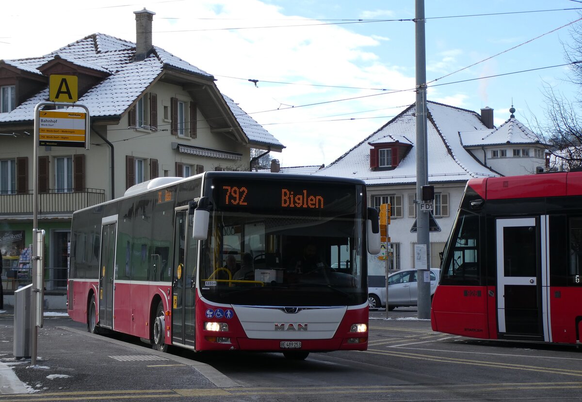 (283'721) - PostAuto Bern - BE 489'253/PID 12'334 - MAN (ex BE 535'079; ex Dr. Richard, A.Wien Nr. 1420) am 6. Januar 2026 beim Bahnhof Worb Dorf