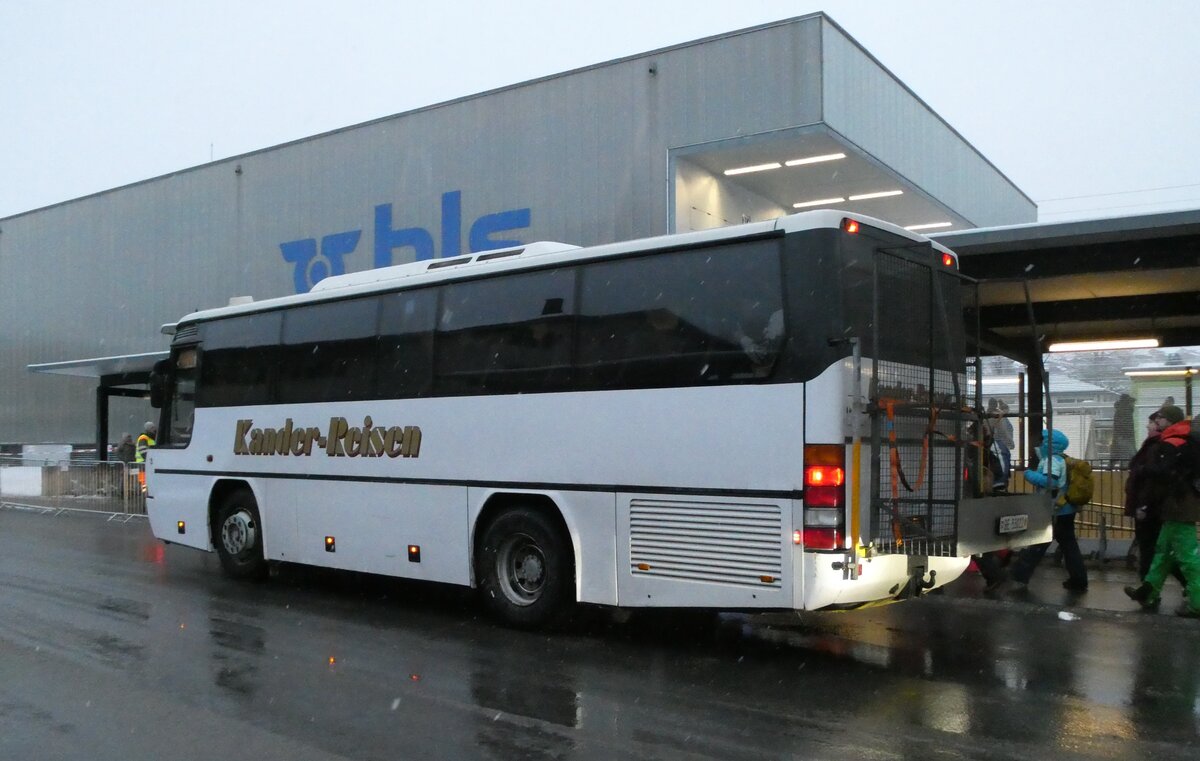 (283'802) - Kander-Reisen, Frutigen - Nr. 3/BE 53'022 - Neoplan (ex Autopostale, Croglio PID 3341) am 10. Januar 2026 beim Bahnhof Frutigen