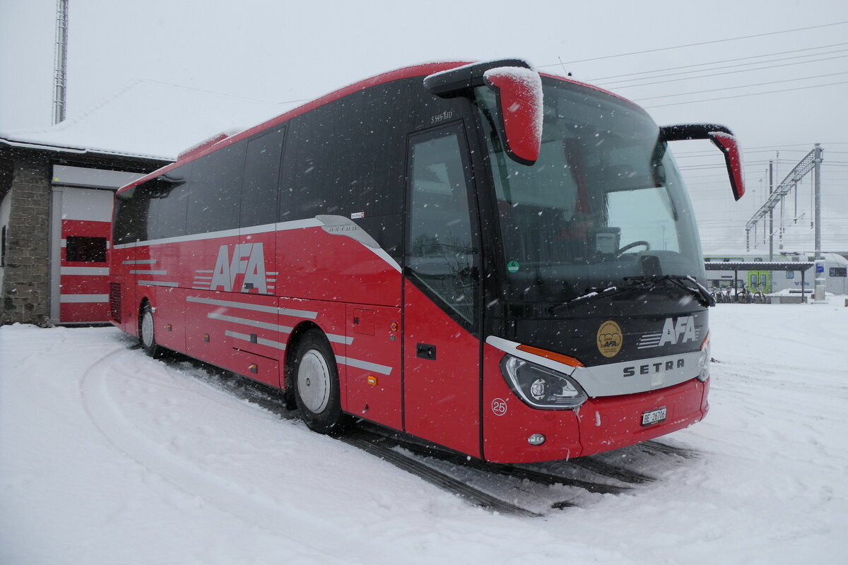 (283'880) - AFA Adelboden - Nr. 25/BE 26'706 - Setra am 10. Januar 2026 beim Bahnhof Frutigen