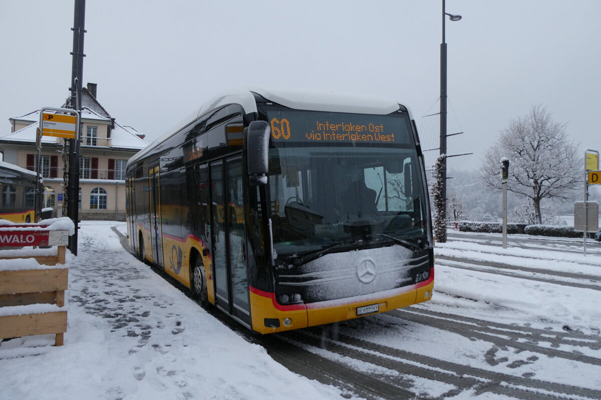 (284'120) - PostAuto Bern - BE 610'541/PID 12'130 - eMercedes am 10. Januar 2026 beim Bahnhof Spiez