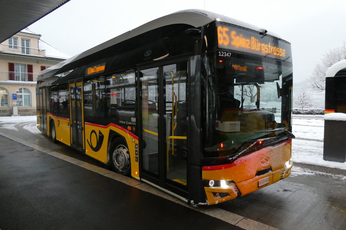 (284'122) - PostAuto Bern - BE 537'935/PID 12'347 - eSolaris am 10. Januar 2026 beim Bahnhof Spiez