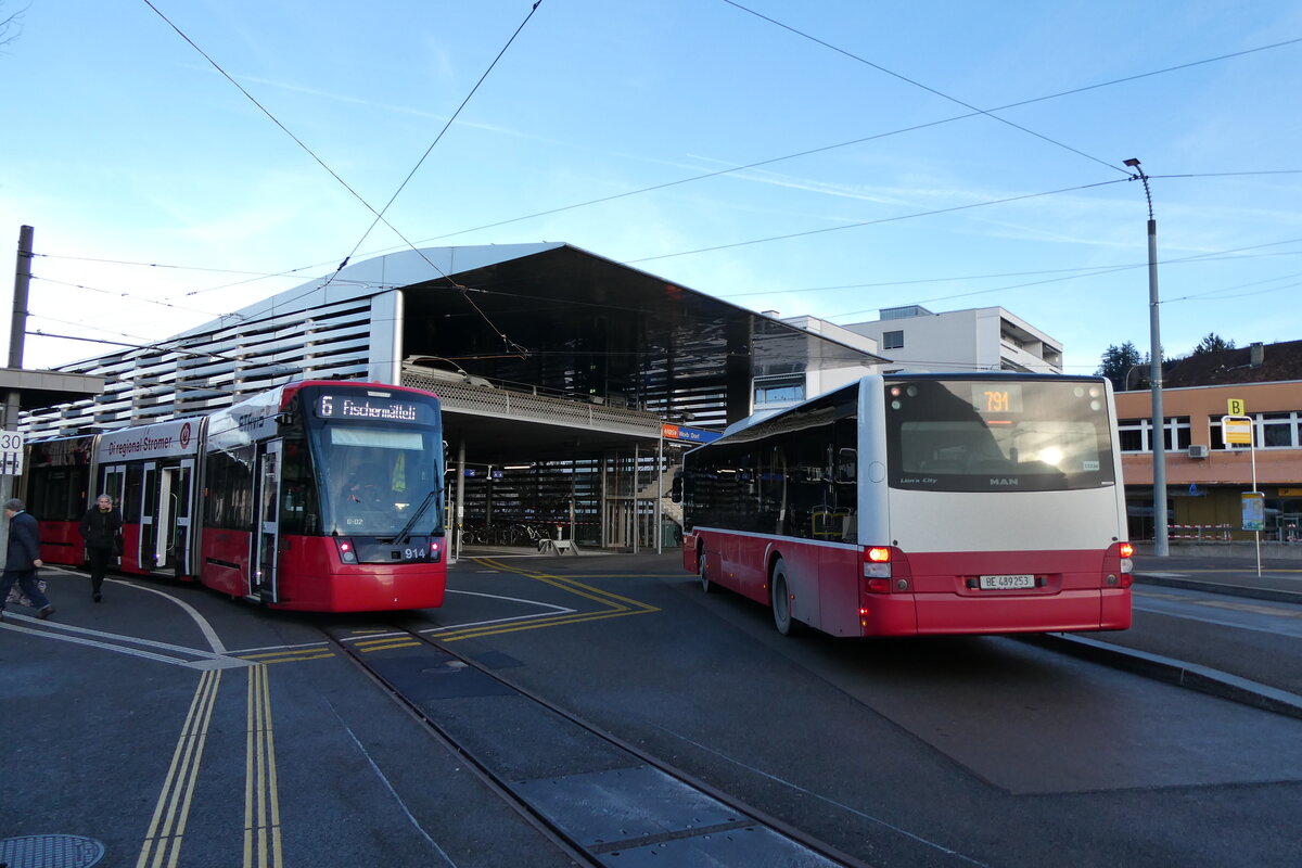 (284'135) - PostAuto Bern - BE 489'253/PID 12'334 - MAN (ex BE 535'079; ex Dr. Richard, A-Wien Nr. 1420) am 14. Januar 2026 beim Bahnhof Worb Dorf