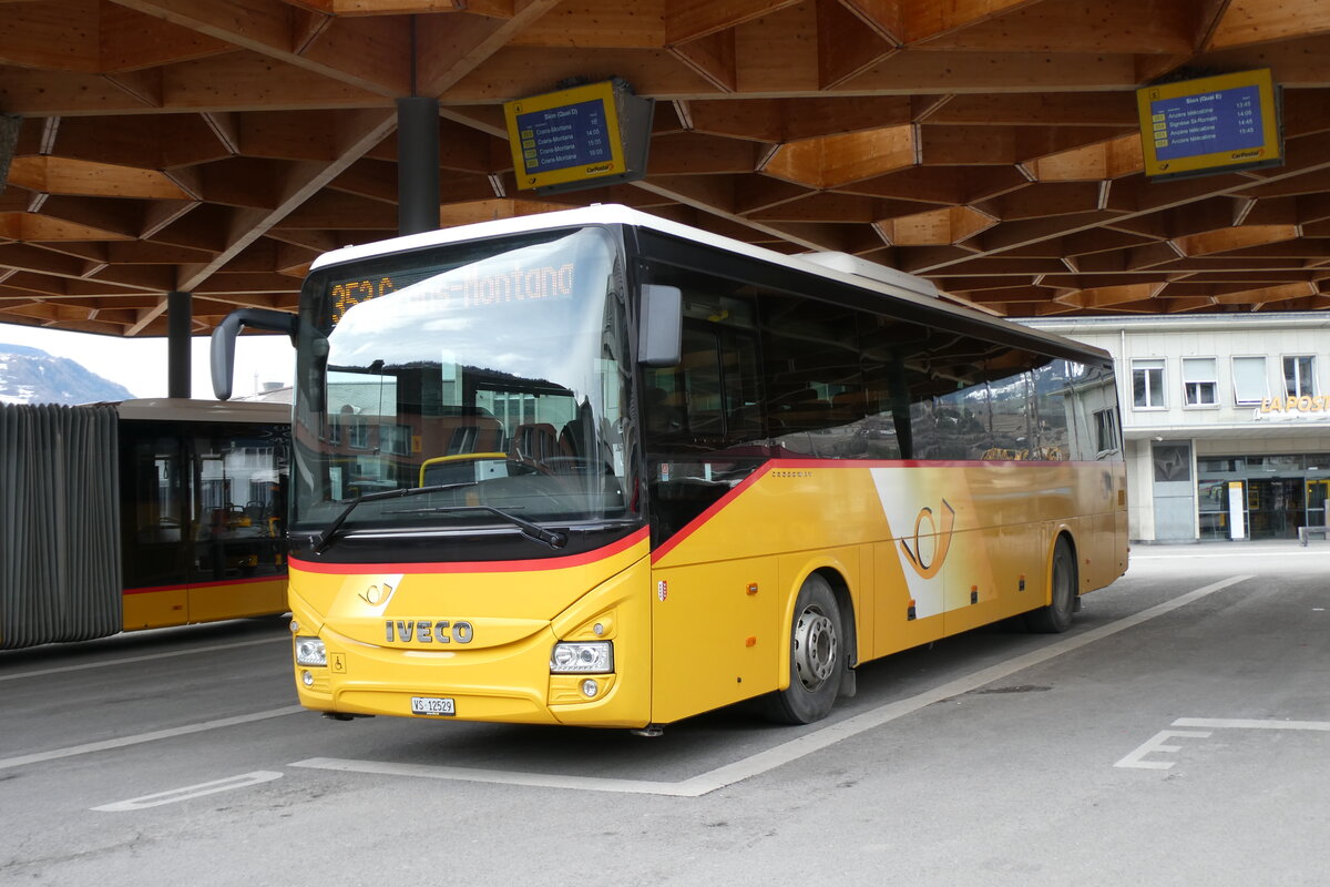 (284'402) - Mabillard, Lens - VS 12'529/PID 10'232 - Iveco am 27. Januar 2026 beim Bahnhof Sion