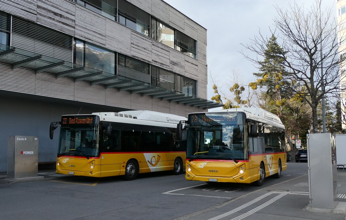 (284'821) - PostAuto Graub�nden - GR 190'014/PID 11'900 + GR 190'012/PID 11'898 - eHeuliez-Iveco (ex Gessinger, Bad Ragaz) am 10. Februar 2026 beim Bahnhof Landquart