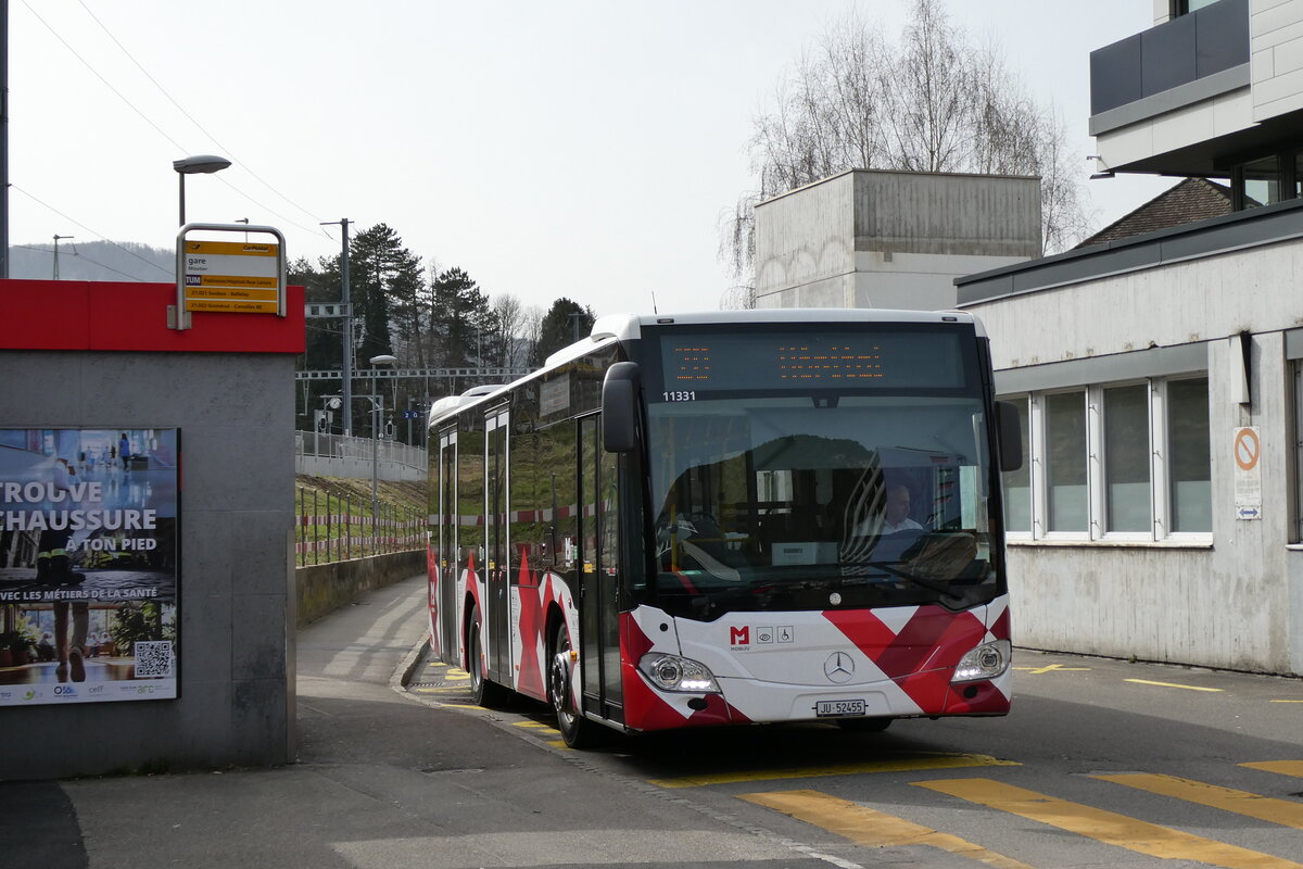 (285'256) - CarPostal Ouest - JU 52'455/PID 11'331 - Solaris am 6. M�rz 2026 beim Bahnhof Moutier