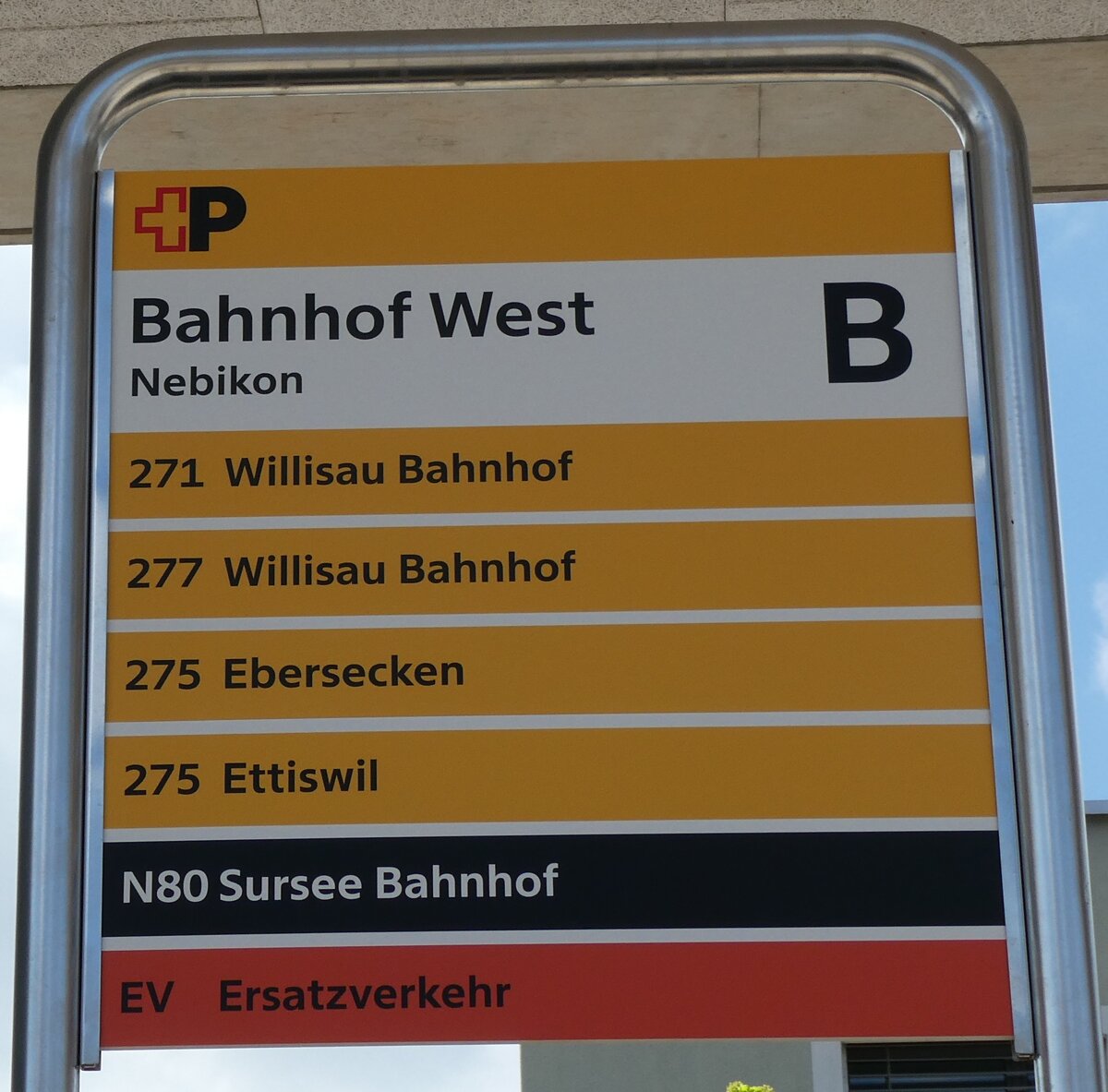 (286'278) - +P-Haltestellenschild - Nebikon, Bahnhof West - am 21. April 2026