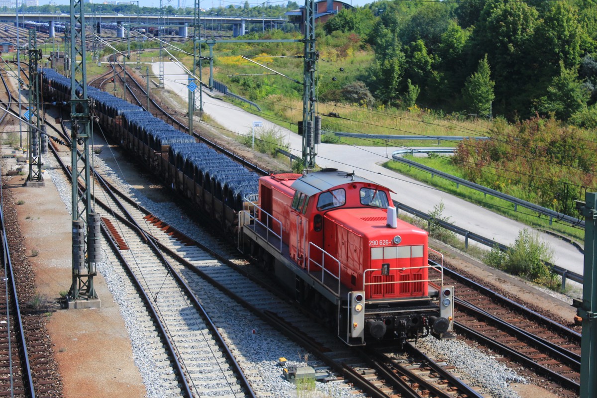 290 626-1 schiebt am 23. August 2012 mit Stahl beladene Waggons in Richtung Ablaufberg im Rangierbahnhof Mnchen-Nord.