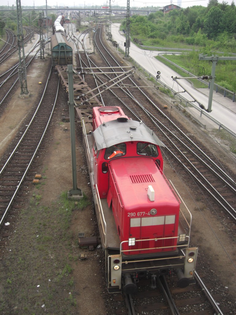 290 677-4 im Einsatz am 15. Mai 2009 im Rangierbahnhof Mnchen-Nord.