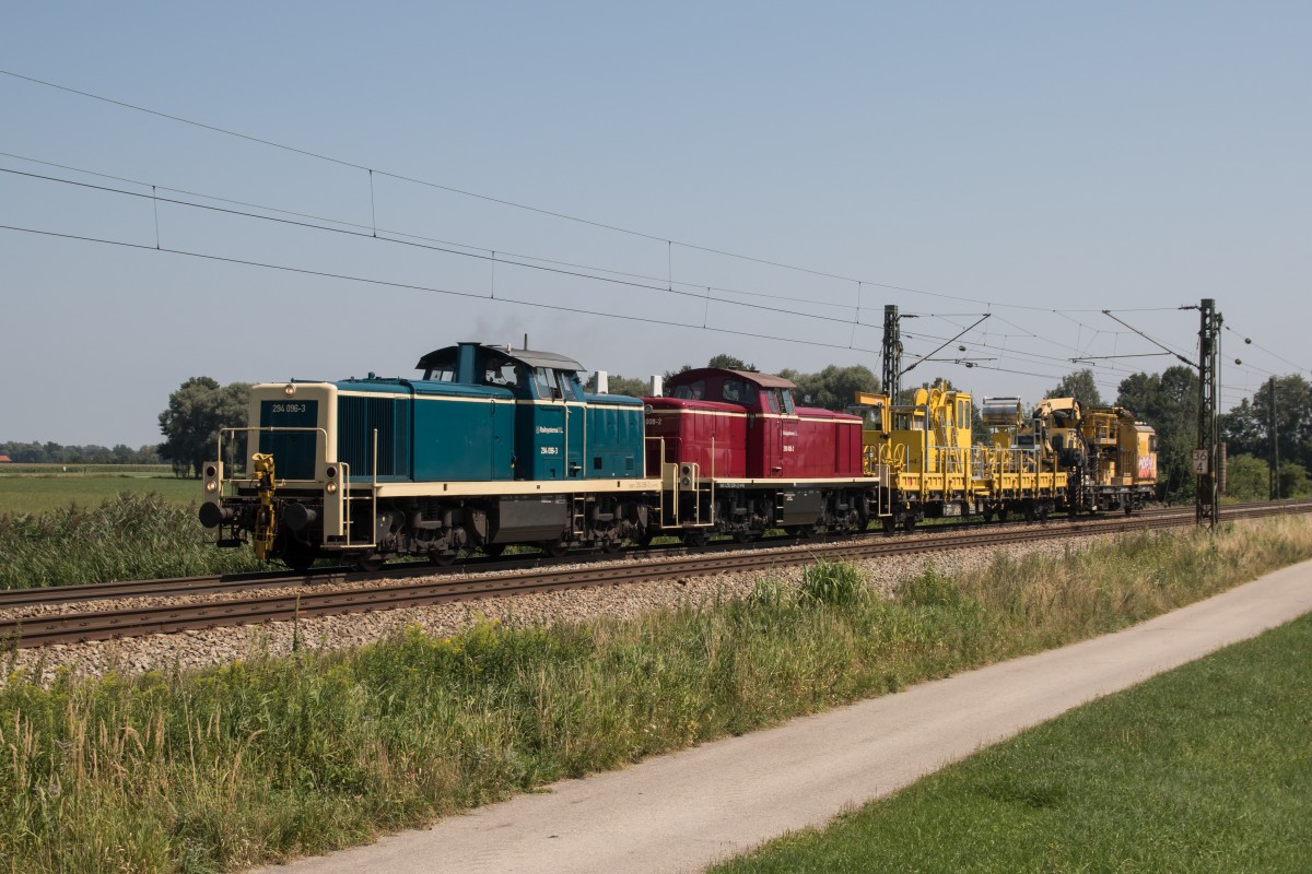 294 096-3 und 290 008-2 mit einem Bauzug am 9. August 2015 bei bersee am Chiemsee.