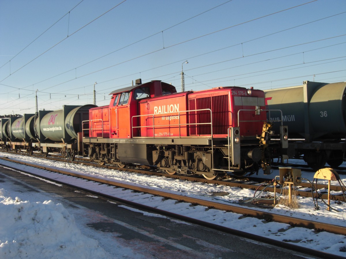 294 575-6 mit dem Mllzug am 10. Februar 2011 in Freilassing.