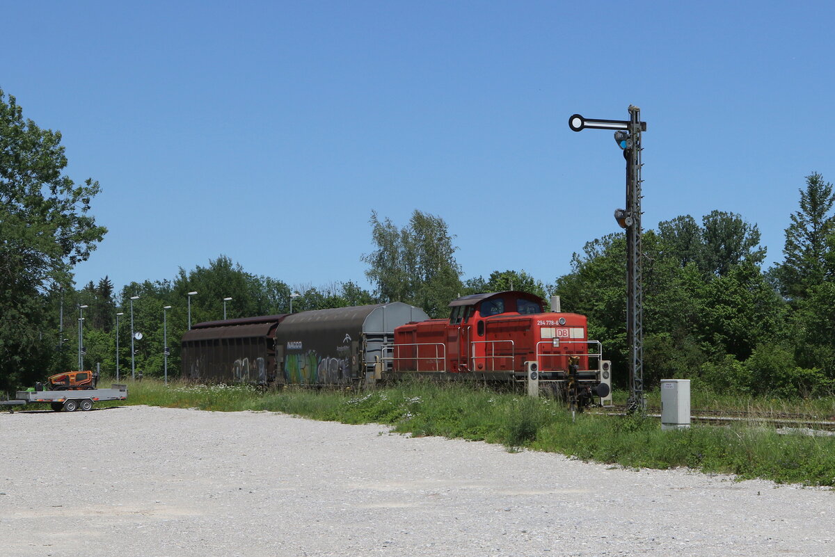 294 778 war am 15. Juni 20222 mit zwei Gterwagen in Hrpolding abgestellt.