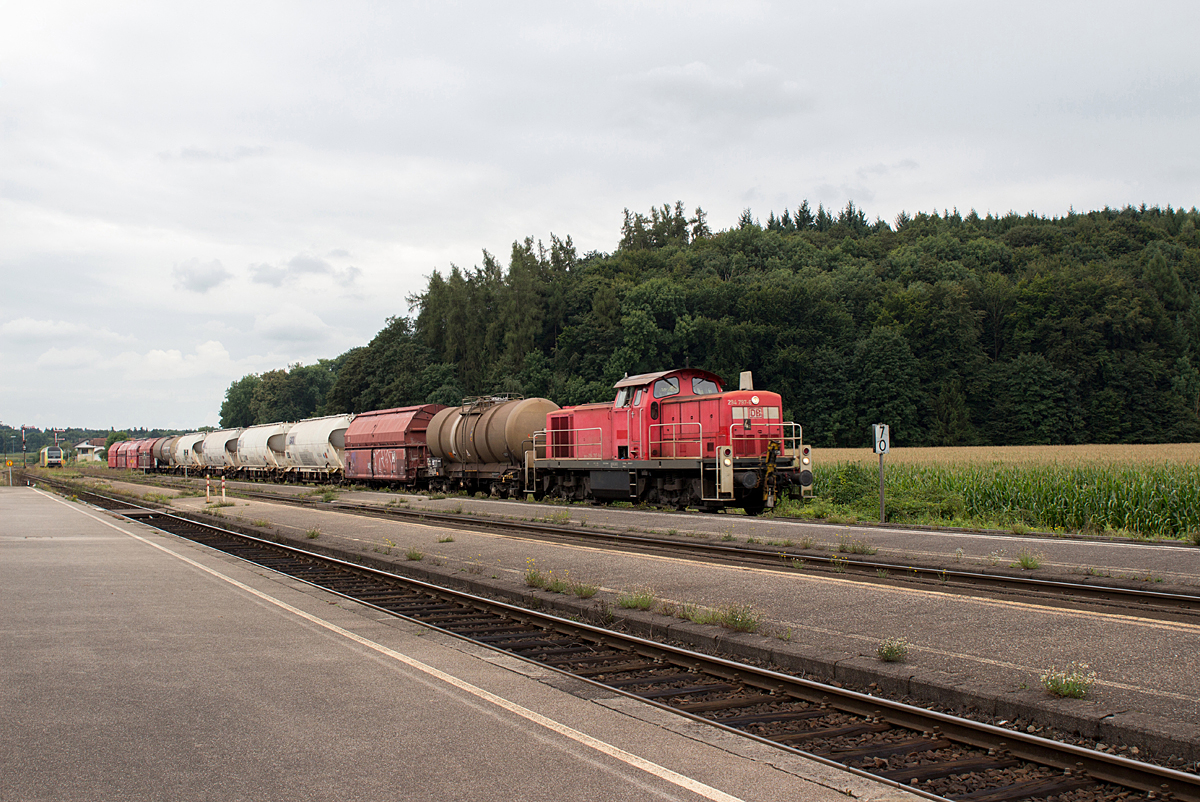 294 797-6 wurde am 20.08.14 mit einem gemischten Güterzug nach Mühldorf im Bahnhof Tüßling fotografiert.