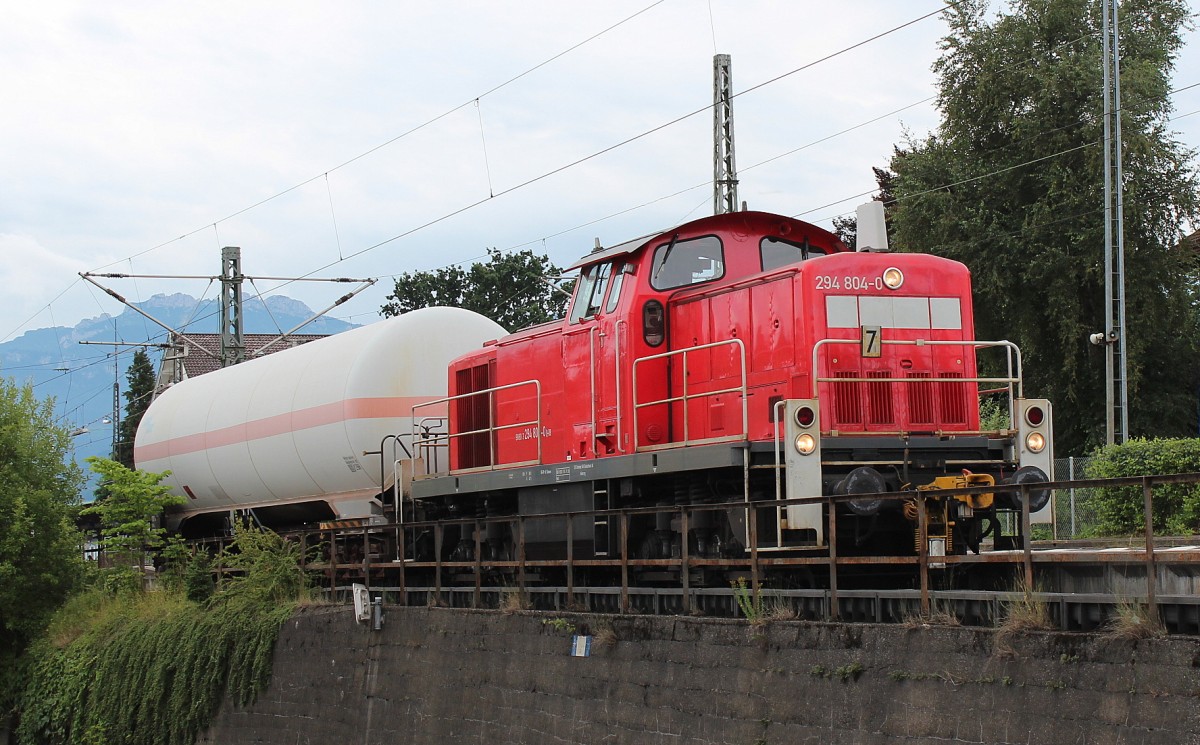 294 804-0 mit einem Kesselwagen am 20. Juli 2012 im Bahnhof von Prien am Chiemsee.