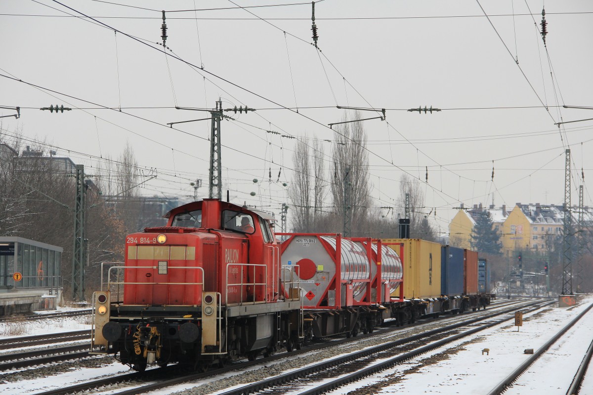 294 814-9 rollt am 27. Mrz 2013 mit einem Containerzug durch Mnchen-Heimeranplatz.