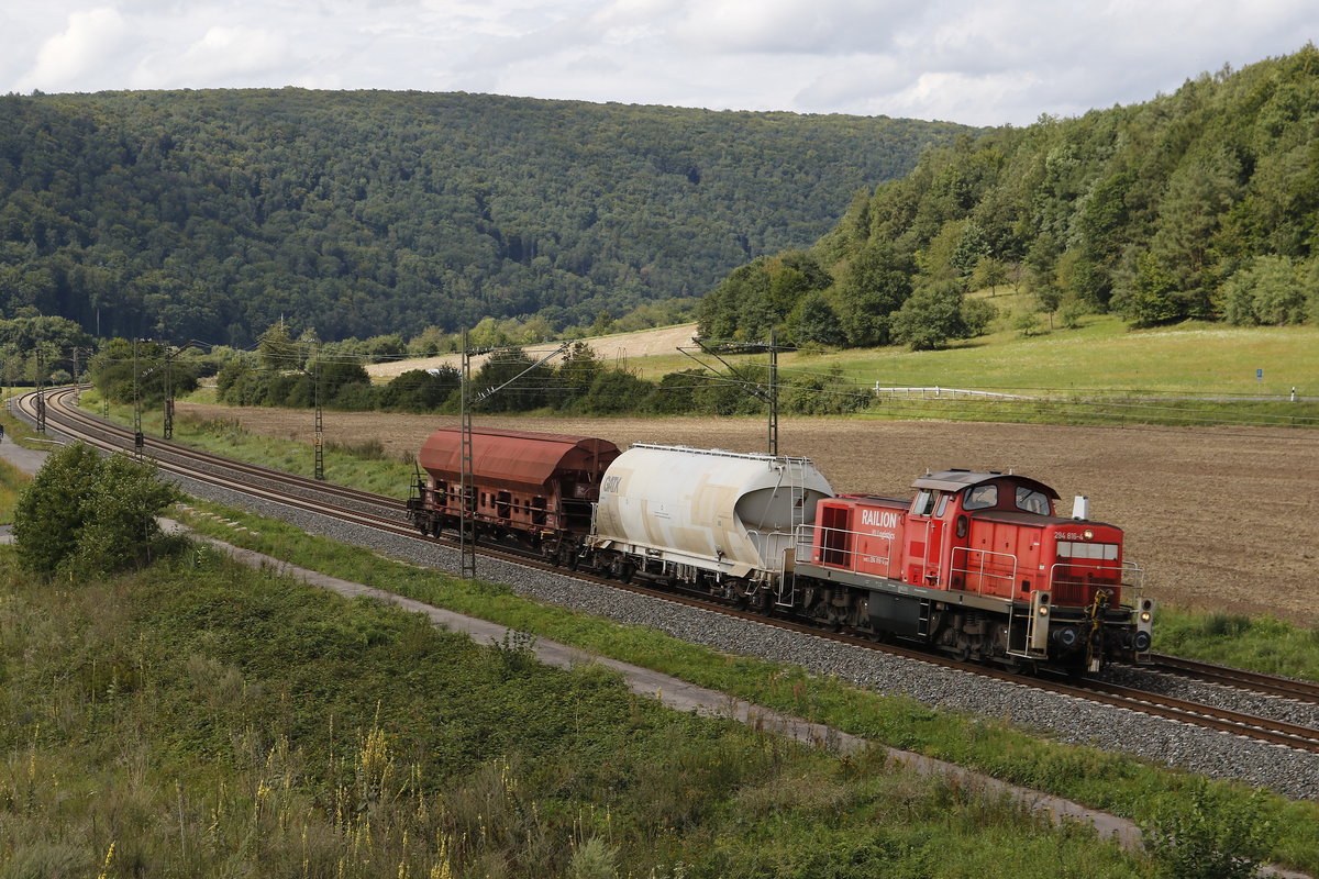 294 816-4 mit einem sehr kurzen Gterzug aus Gemnden kommend am 18. August 2017 bei Harrbach.