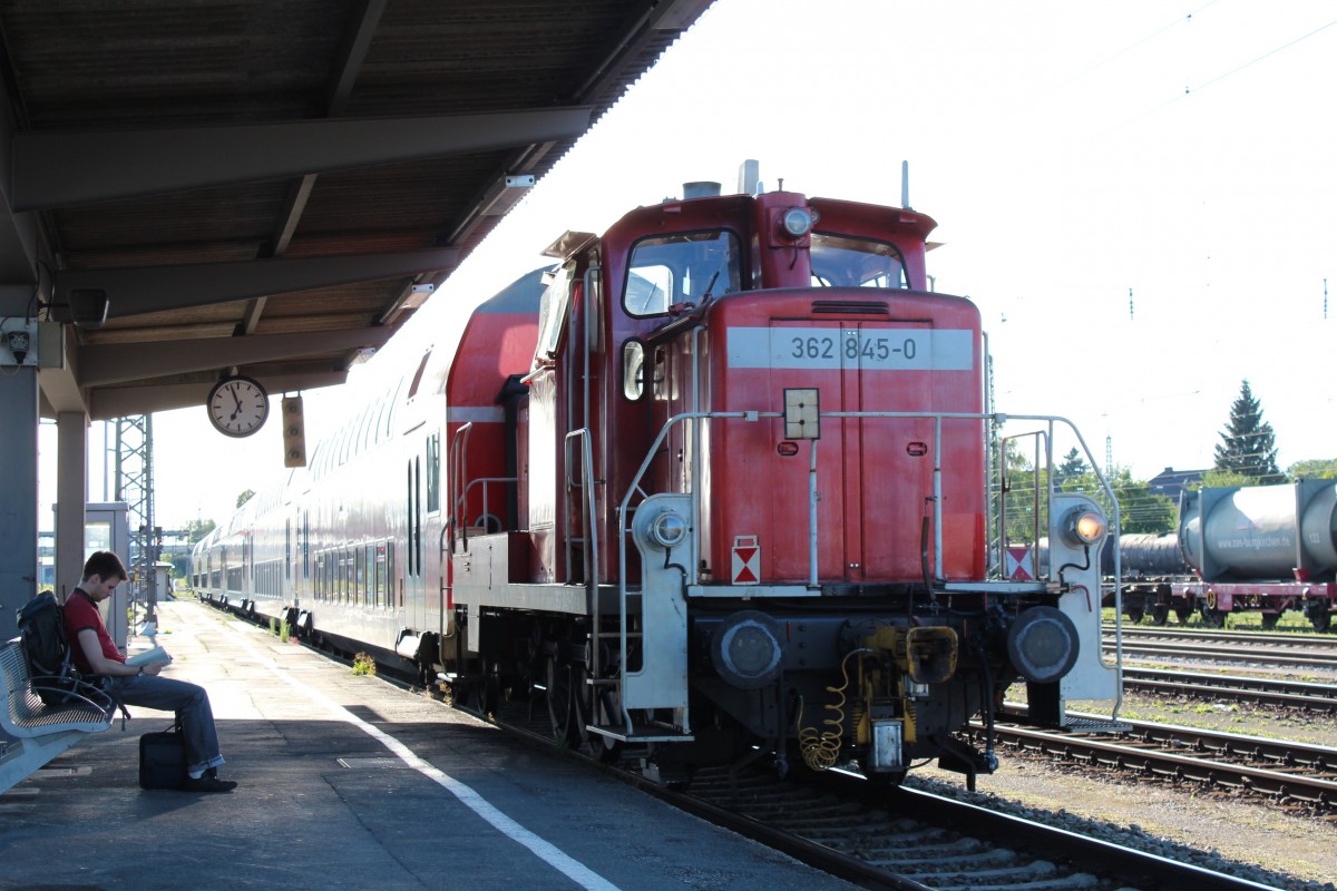 362 845-0 stellte am 13. Juli 2012 im Bahnhof von Freilassing einige Doppelstockwagen bereit.