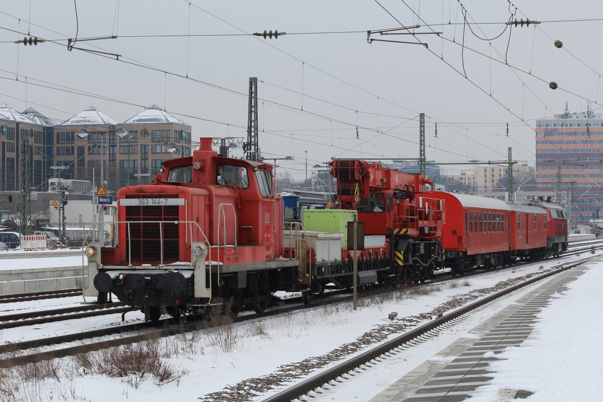 363 144-7 mit einem Bauzug am 27. Mrz 2013 in Mnchen-Ost.