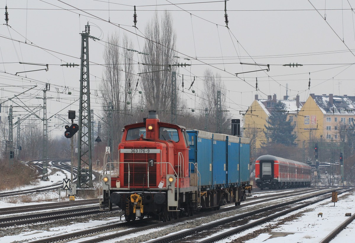 363 176-9 mit einem Containerwagen am 27. Mrz 2013 in Mnchen-Heimeranplatz.