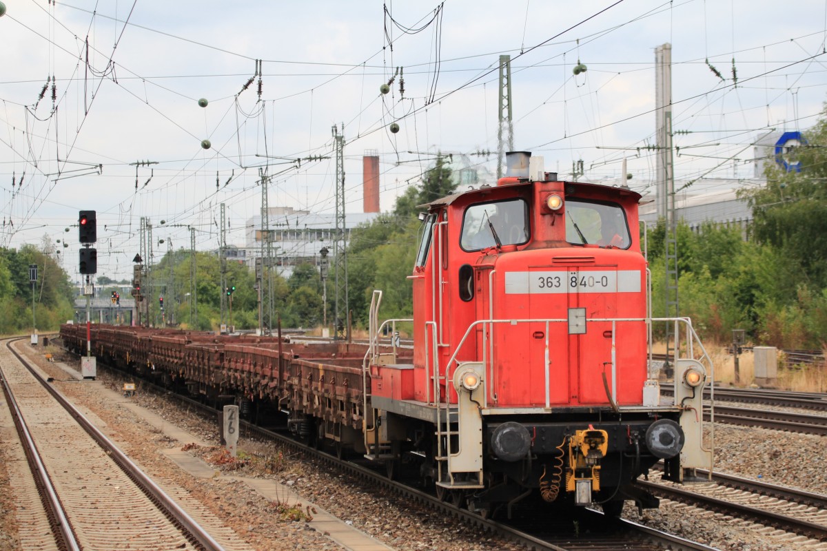 363 840-0 fhrt am 26. August 2013 mit einem Flachwagen-Ganzzug in Mnchen-Heimeranplatz durch.