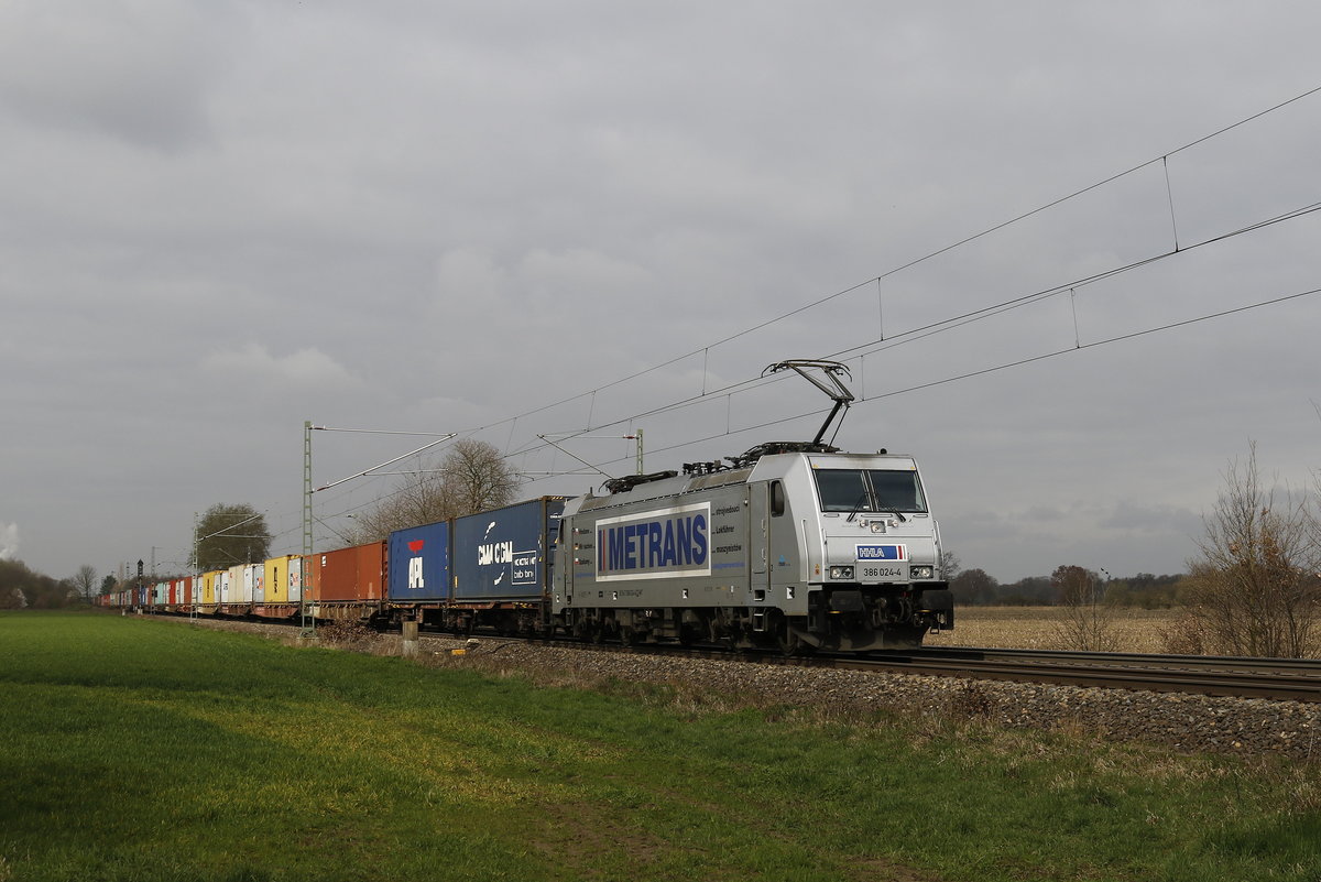 386 024 von  METRANS  mit einem Containerzug am 28. Mrz 2019 bei Bremen-Mahndorf.