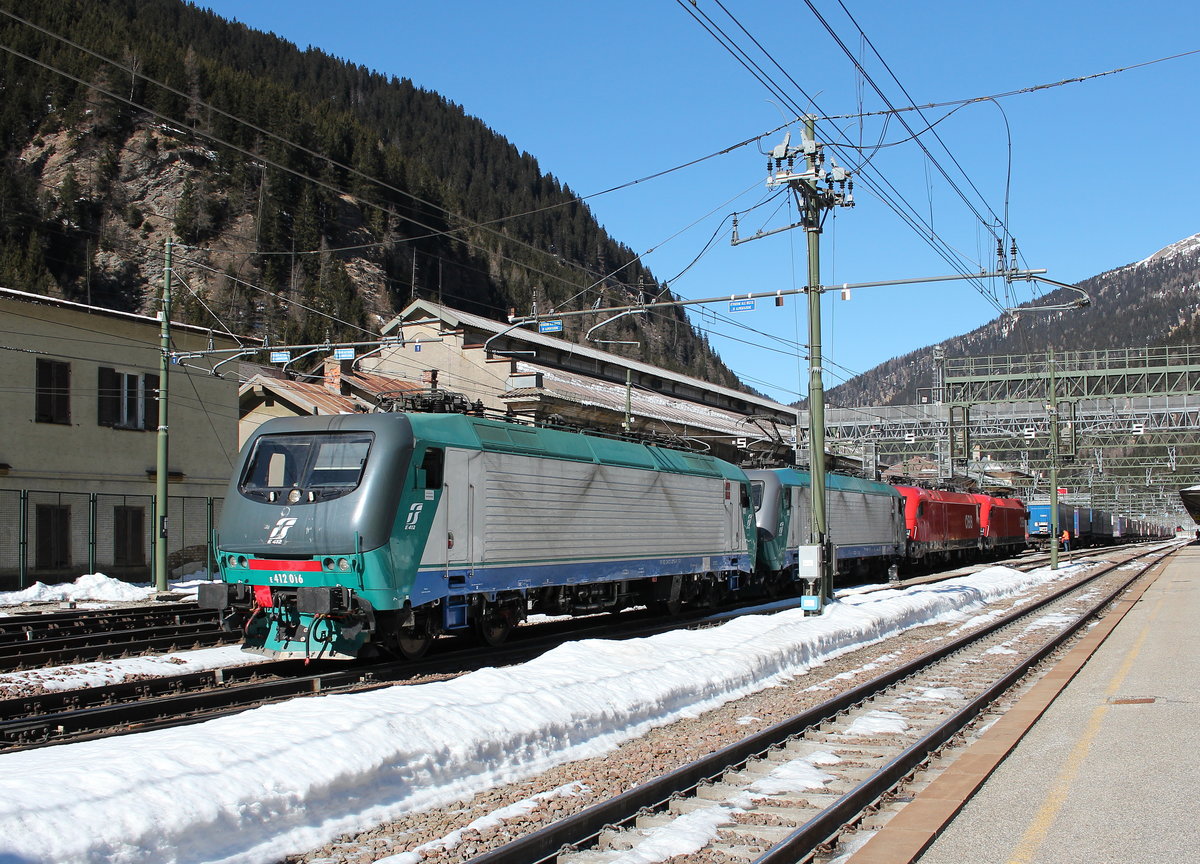 412 016, 412 001, 1016 031-7 und 1116 131-4 bei einer Rangierfahrt im Bahnhof  Brenner  am 19. Mrz 2016.