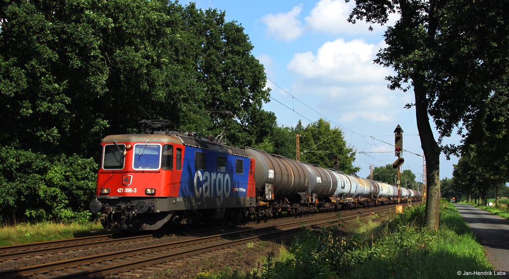 421 396-3 fuhr am sonnigen 29.8.15 mit einem Kesselwagenzug bei Dörverden an den Fotografen vorbei.