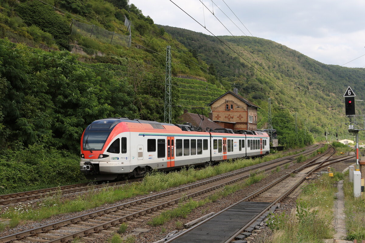 427 xxx von  VIAS  am 22. Juli 2021 bei der Einfahrt in Kaub.