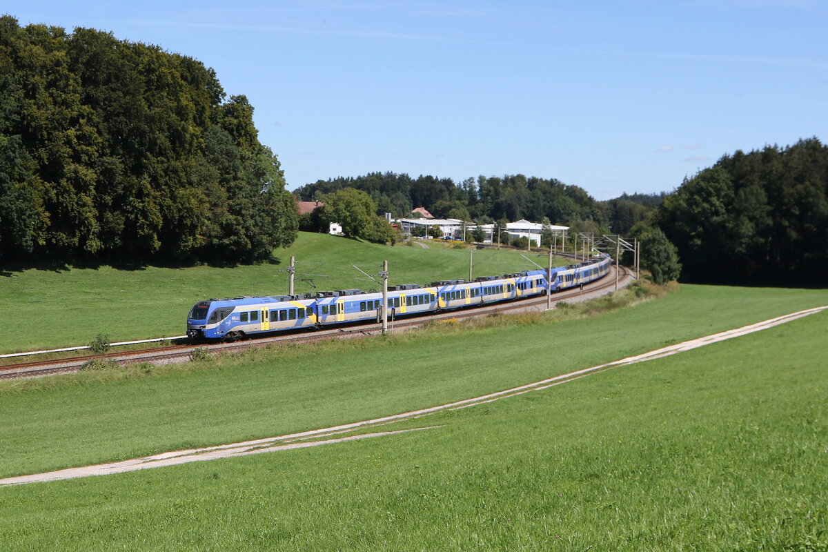 430 002 und 430 023 waren am 1. September 2025 bei Axdorf in Richtung Mnchen unterwegs.