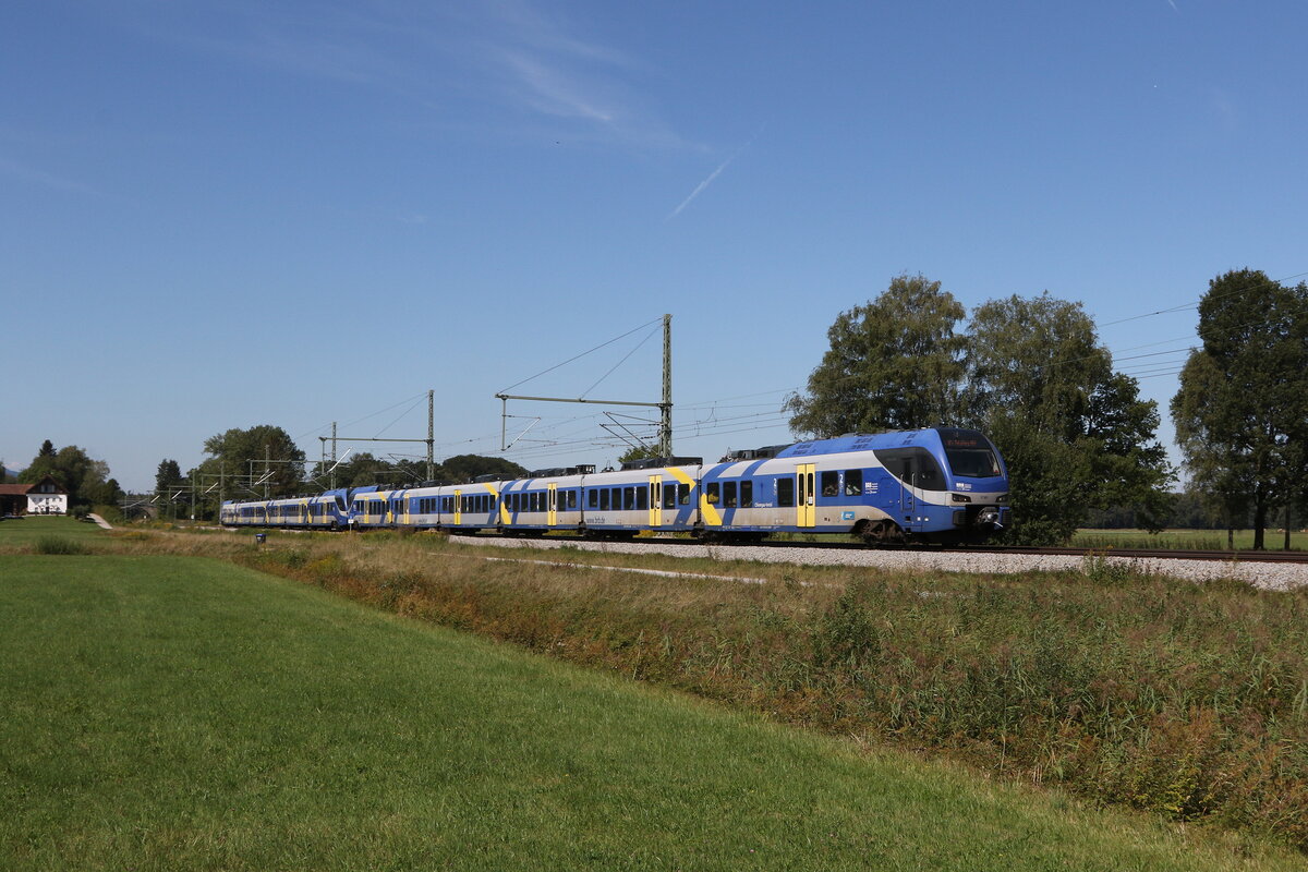 430 002 (ET 302) aus Mnchen kommend am 23. August 2022 bei bersee am Chiemsee.