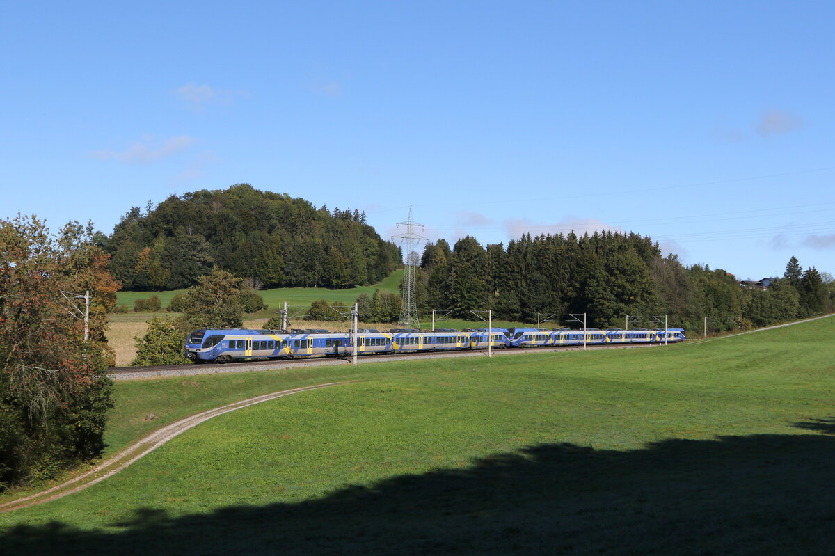 430 004 und 430 022 waren am 6. Oktober 2024 bei Axdorf auf dem Weg nach Mnchen.