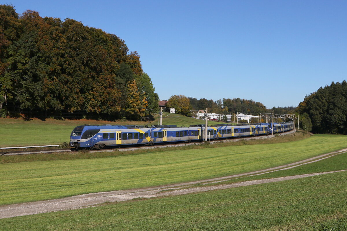 430 004 und 430 023 aus Salzburg kommend am 25. Oktober 2023 bei Axdorf im Chiemgau.