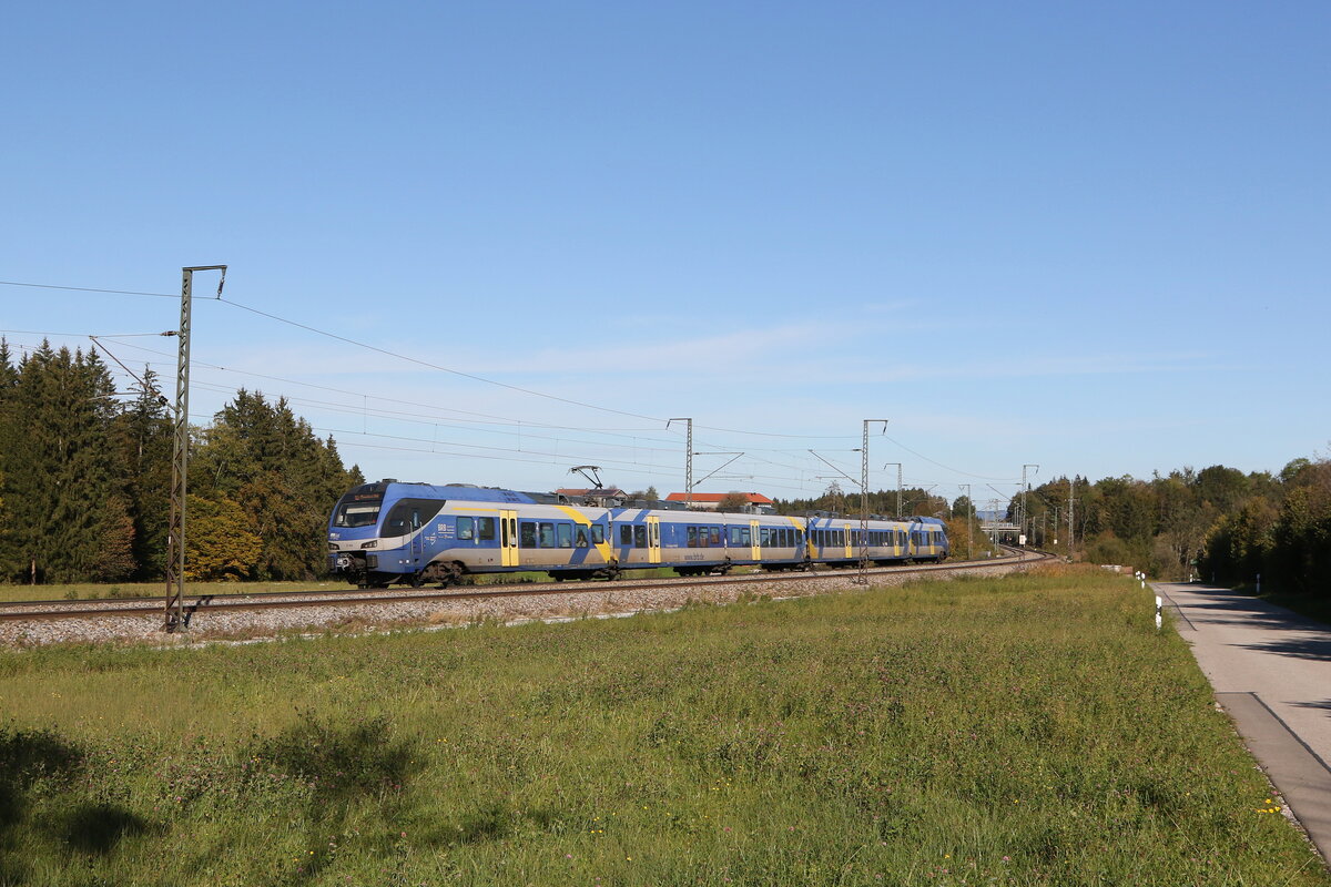 430 004 war am 7. Oktober 2024 bei Fuchsreut in Richtung Rosenheim unterwegs.