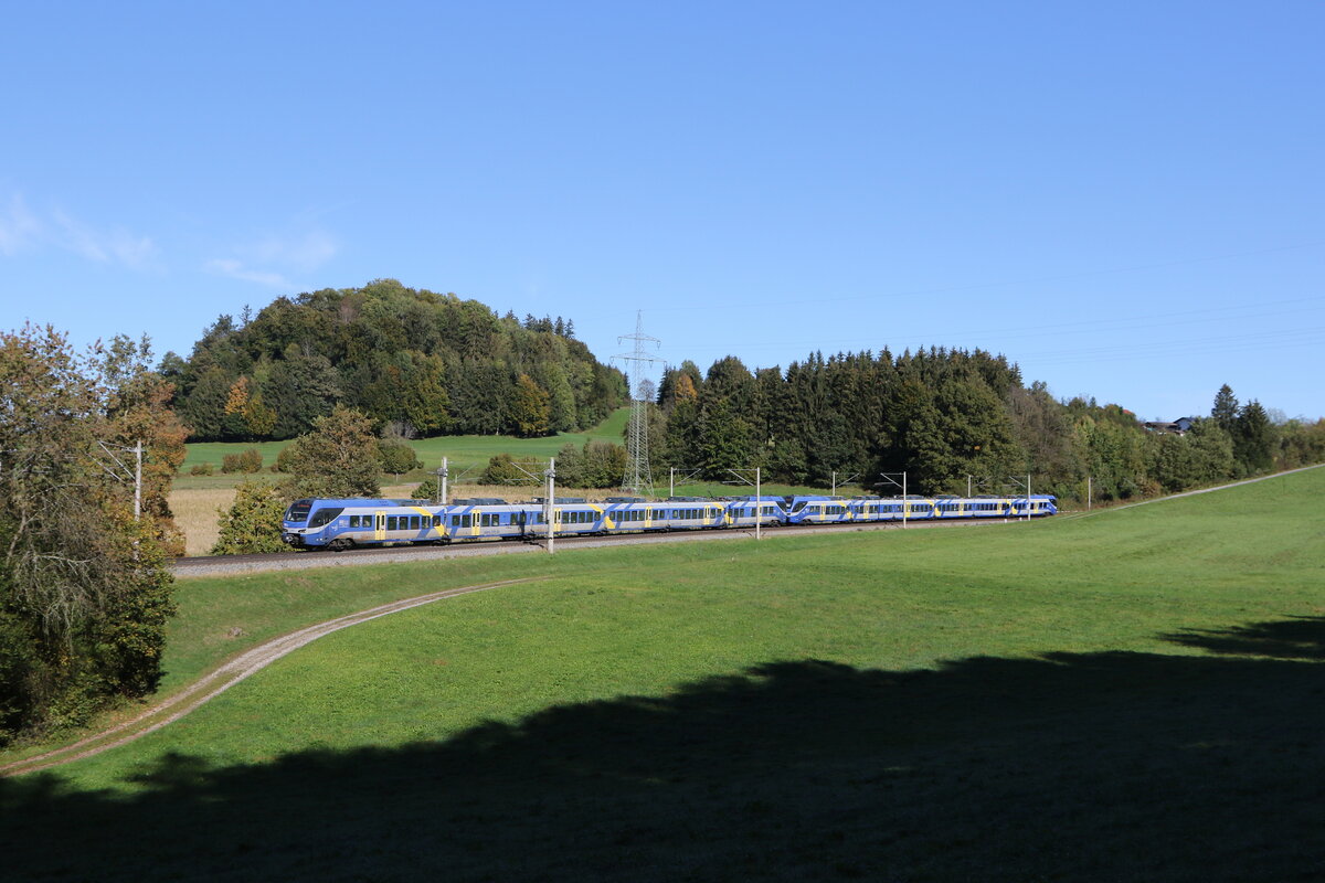 430 008 und 430 013 waren am 9. Oktober 2024 bei Axdorf in Richtung Mnchen unterwegs.