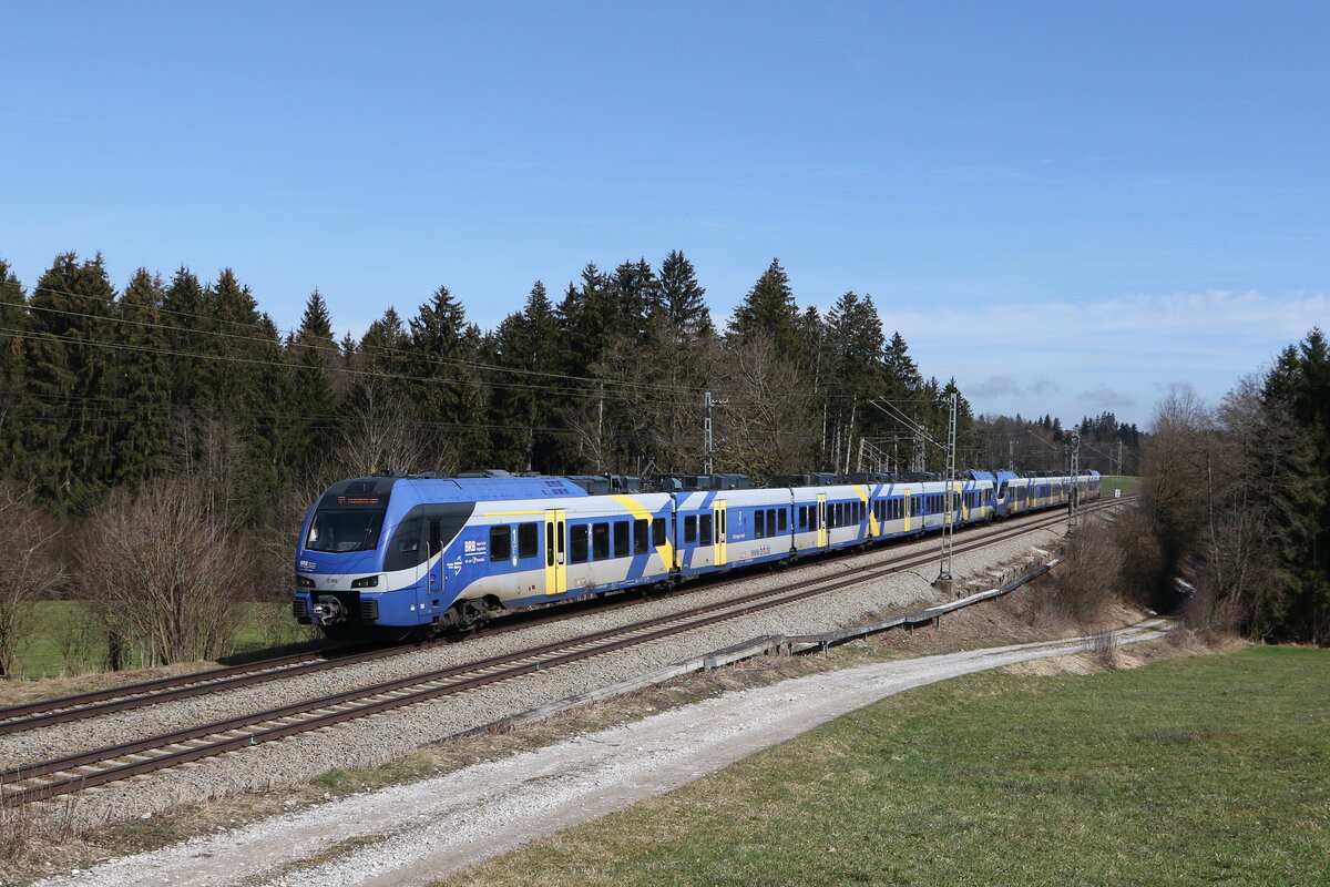 430 009 und 430 023 auf dem Weg nach Mnchen am 16. Mrz 2023 bei Sossau.