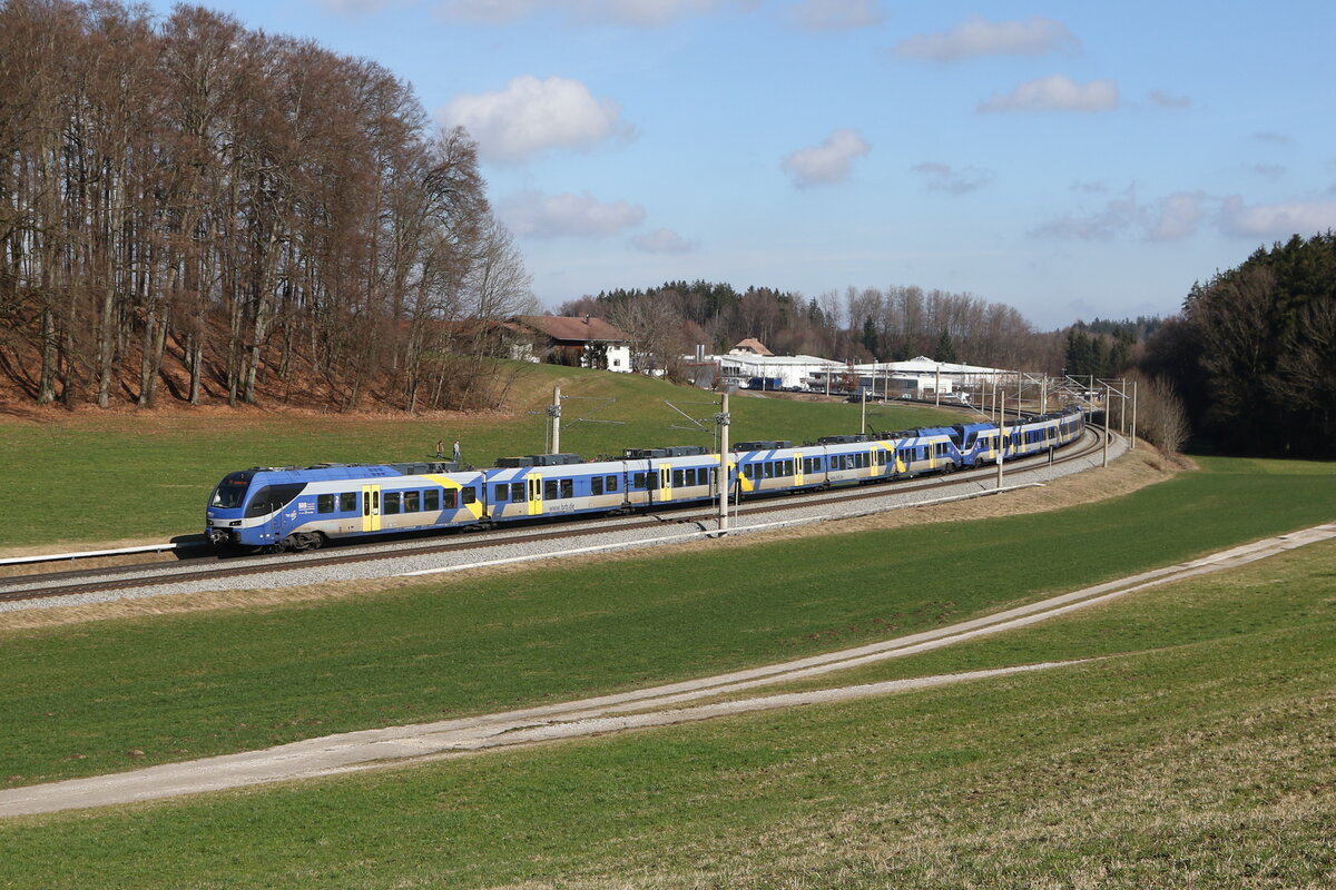 430 010 und 430 025 waren am 18. Februar 2024 bei Axdorf im Chiemgau auf dem Weg nach Mnchen.