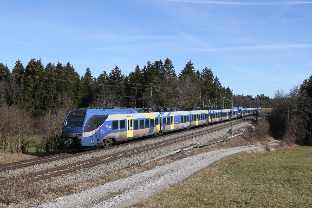 430 012 aus Salzburg kommend am 21. Februar 2023 3bei Sossau im Chiemgau.