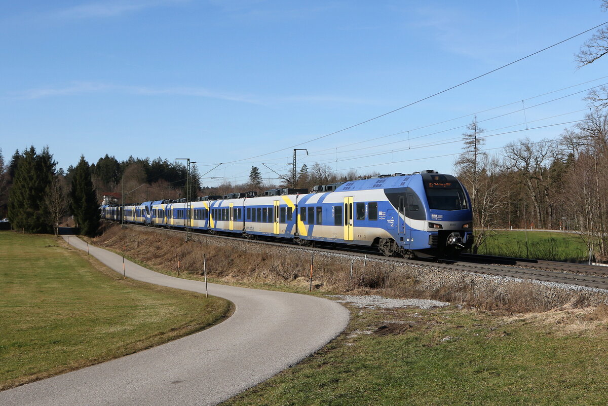 430 014, 430 012 und 430 005 waren am 30. Dezember 2023 bei Hufschlag in Richtung Salzburg unterwegs.