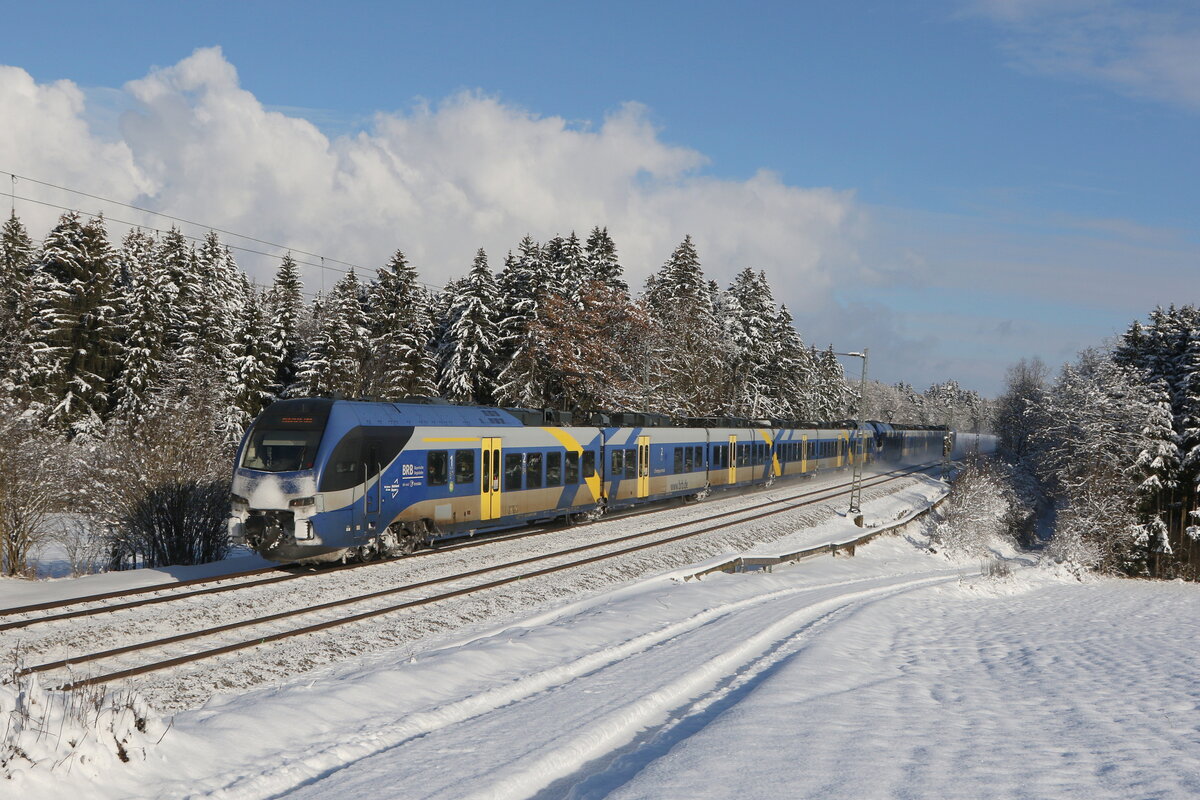 430 014 auf dem Weg nach Mnchen am 12. Dezember 20222 bei Grabensttt im Chiemgau.