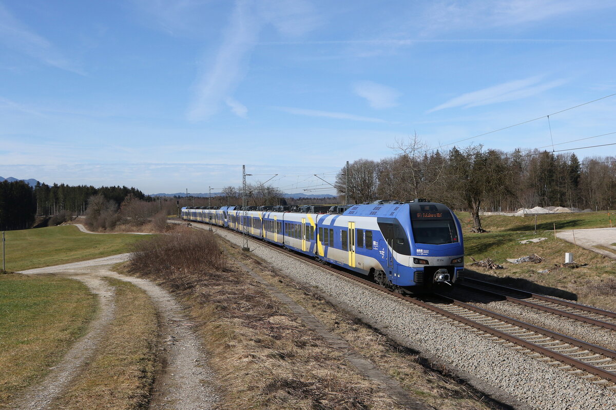 430 014 auf dem Weg nach Salzburg am 22. Februar 2023 bei Htt im Chiemgau.