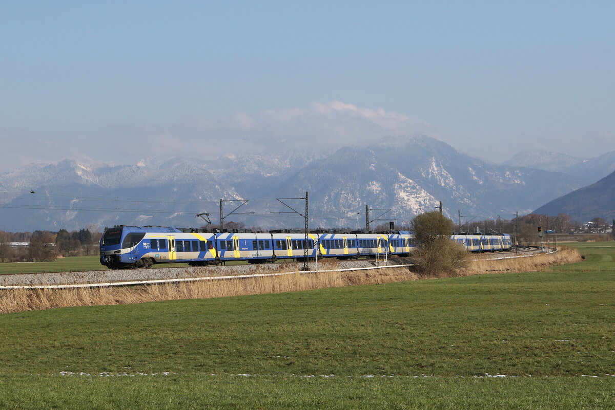 430 016 auf dem Weg nach Mnchen am 4. April 2022 bei Bernau am Chiemsee.